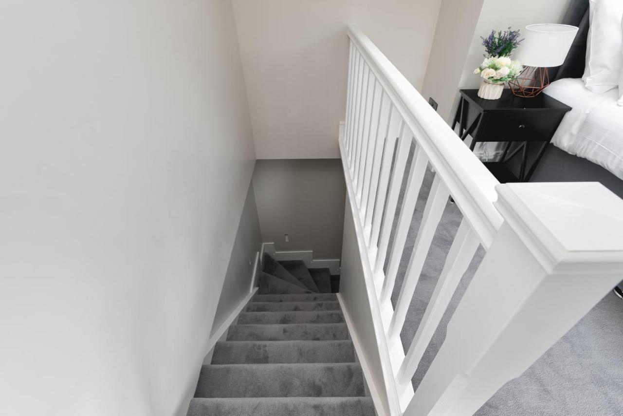 Skyvillion - Cozy Large 4 & 1 Bed Apartments In London Enfield, Mins To Tube Station, Free Wi-Fi Eksteriør billede
