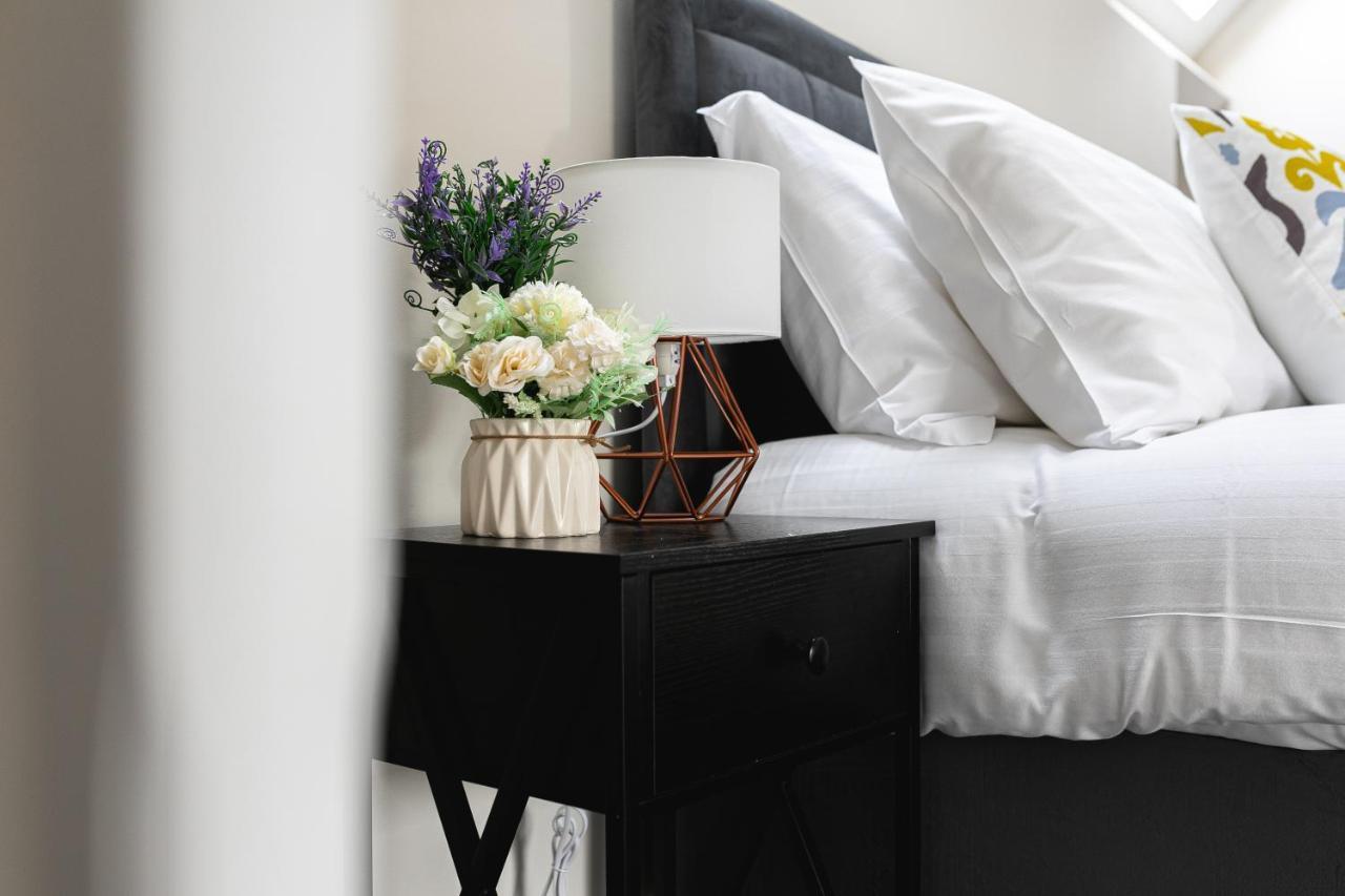 Skyvillion - Cozy Large 4 & 1 Bed Apartments In London Enfield, Mins To Tube Station, Free Wi-Fi Eksteriør billede